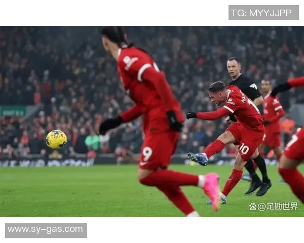 西甲赛场惊现冷门那不勒斯狂胜利物浦五球引发全场轰动